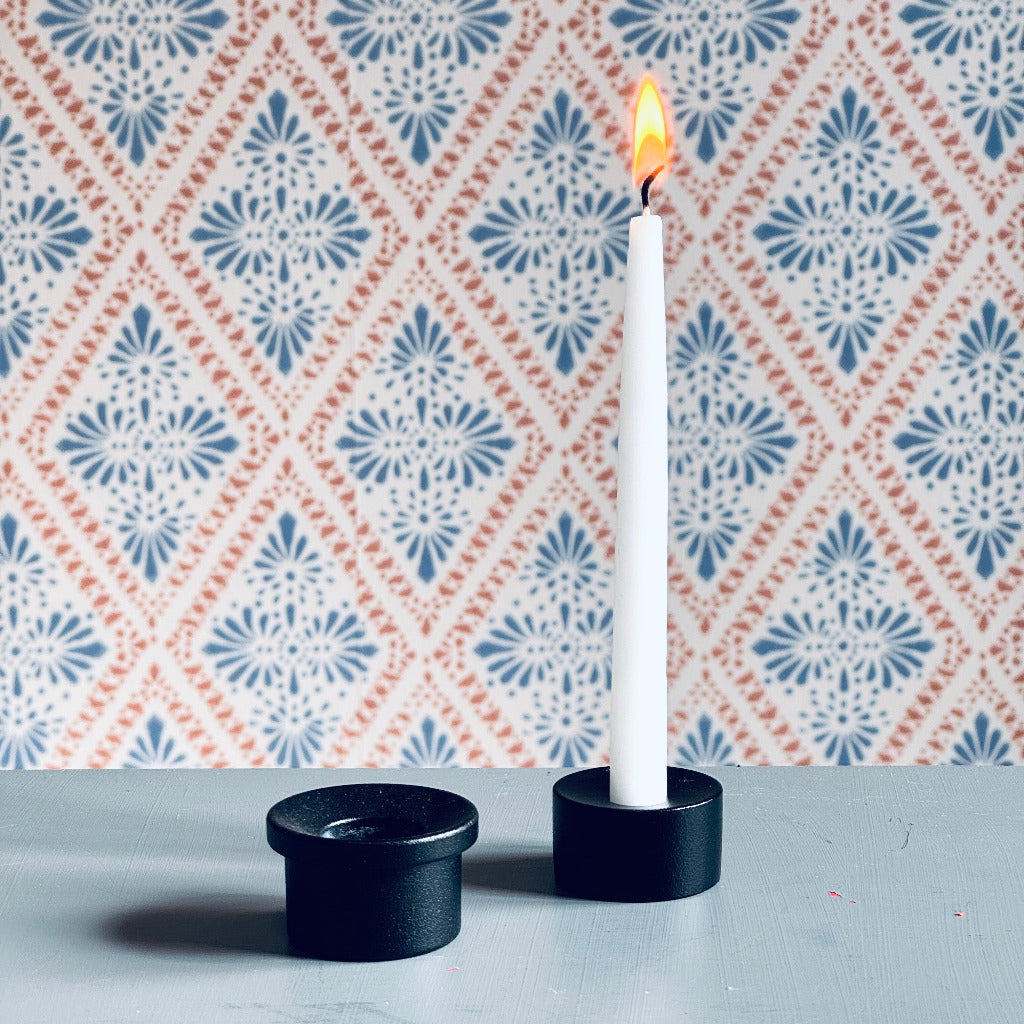 kleiner schwarzer Kerzenständer Puck mit Kerze daneben Kerzenständer Adapter