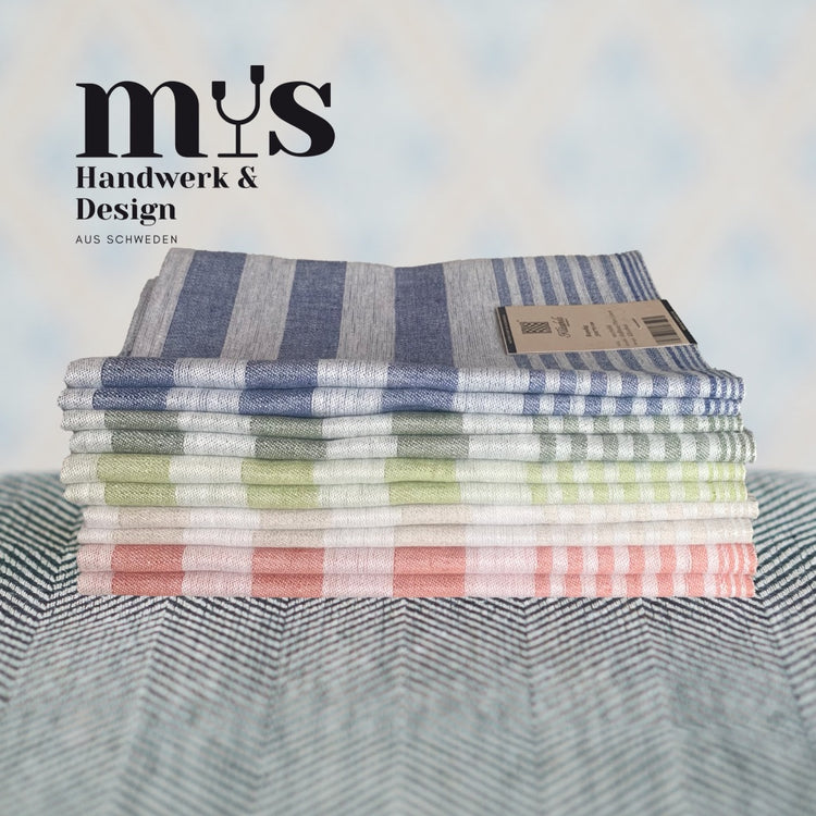 Handtücher Randig in allen Farben aus Leinen auf einem Stapel in der oberen Bildecke das Mys Logo