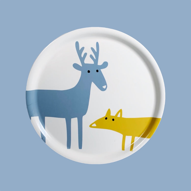Rundes Tablett in weiß mit blauem Ren und gelbem Fuchs von Bengt & Lotta