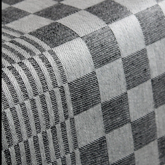 Detailaufnahem des Tischläufers Schackrutan in schwarz, man sieht sehr schön die kleinen Streifen, die an den Längskanten des Läufers verlaufen