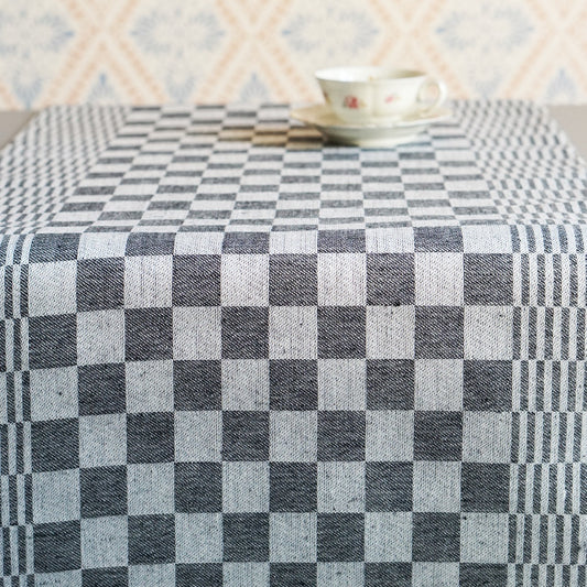Tischläufer mit schwarz weiß Karo auf Tisch mit Kaffeetasse
