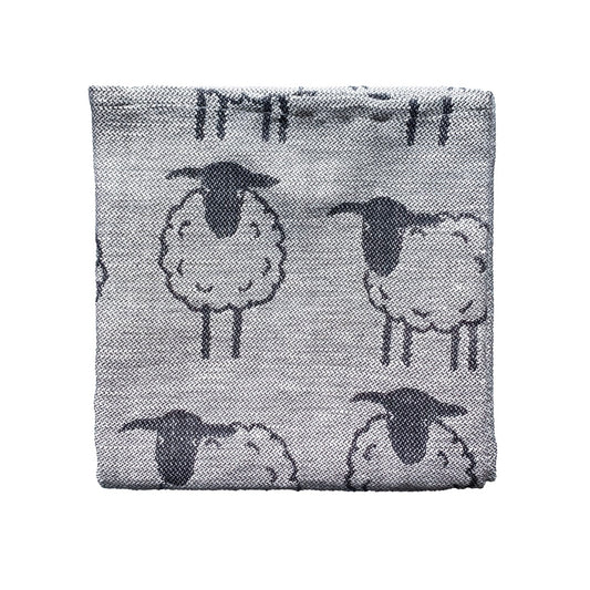 Detail mit Schafen auf grauem Halbleinen Handtuch, Köpfe und Beine der Schafe sind schwarz