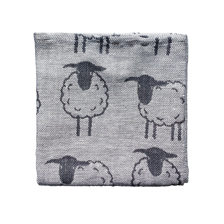 Detail mit Schafen auf grauem Halbleinen Handtuch, Köpfe und Beine der Schafe sind schwarz