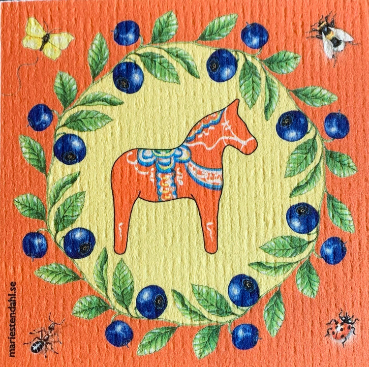 Schwammtuch mit Muster Dalapferd mit Blaubeerkranz und rotem Hintergrundvon Marie Stendahl erhältlich bei MYS