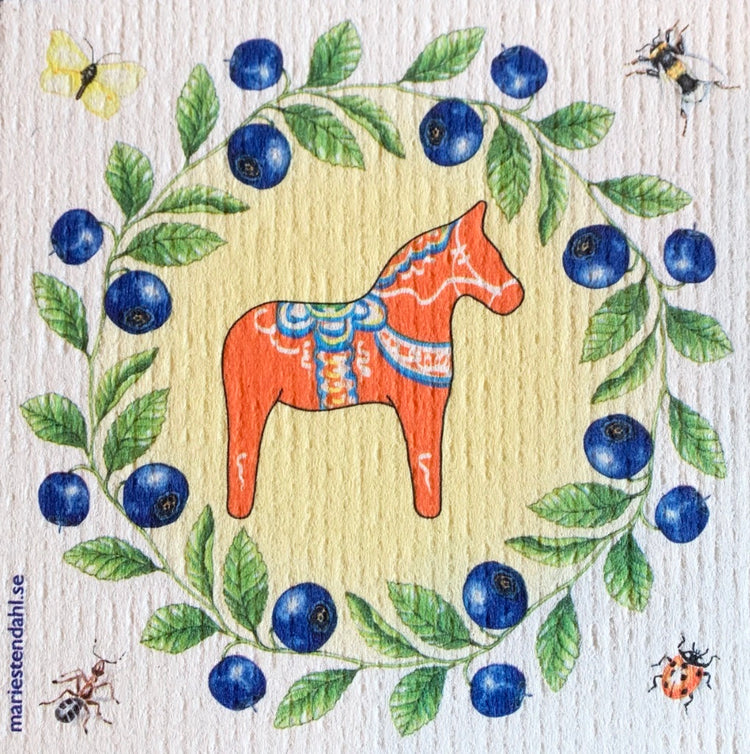 Schwammtuch mit Muster Dalapferd mit Blaubeerkranz und weißem Hintergrundvon Marie Stendahl erhältlich bei MYS