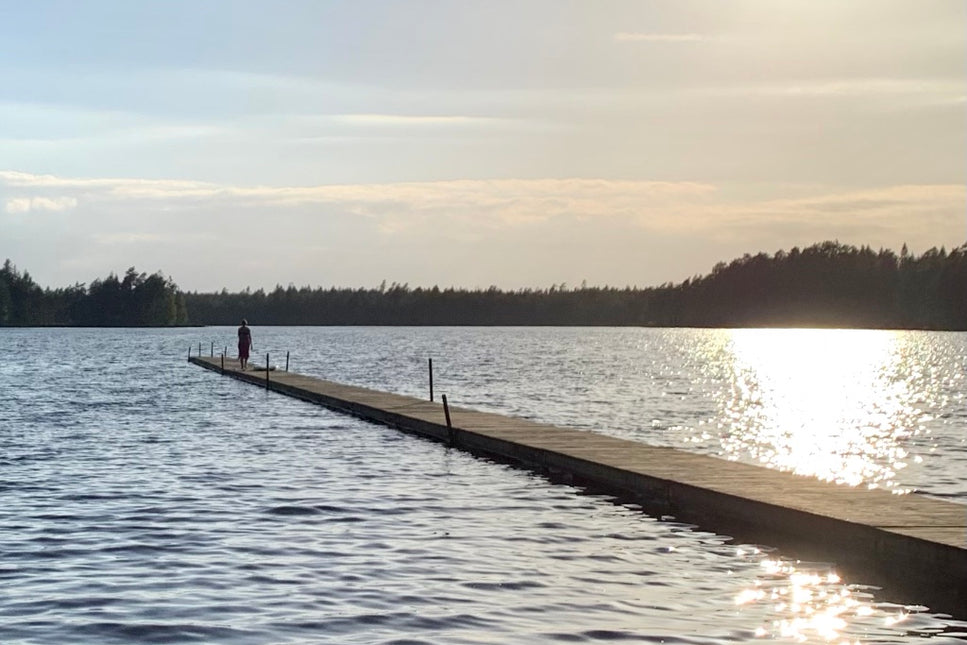 See in Småland mit Badesteg bei Sonnenuntergang