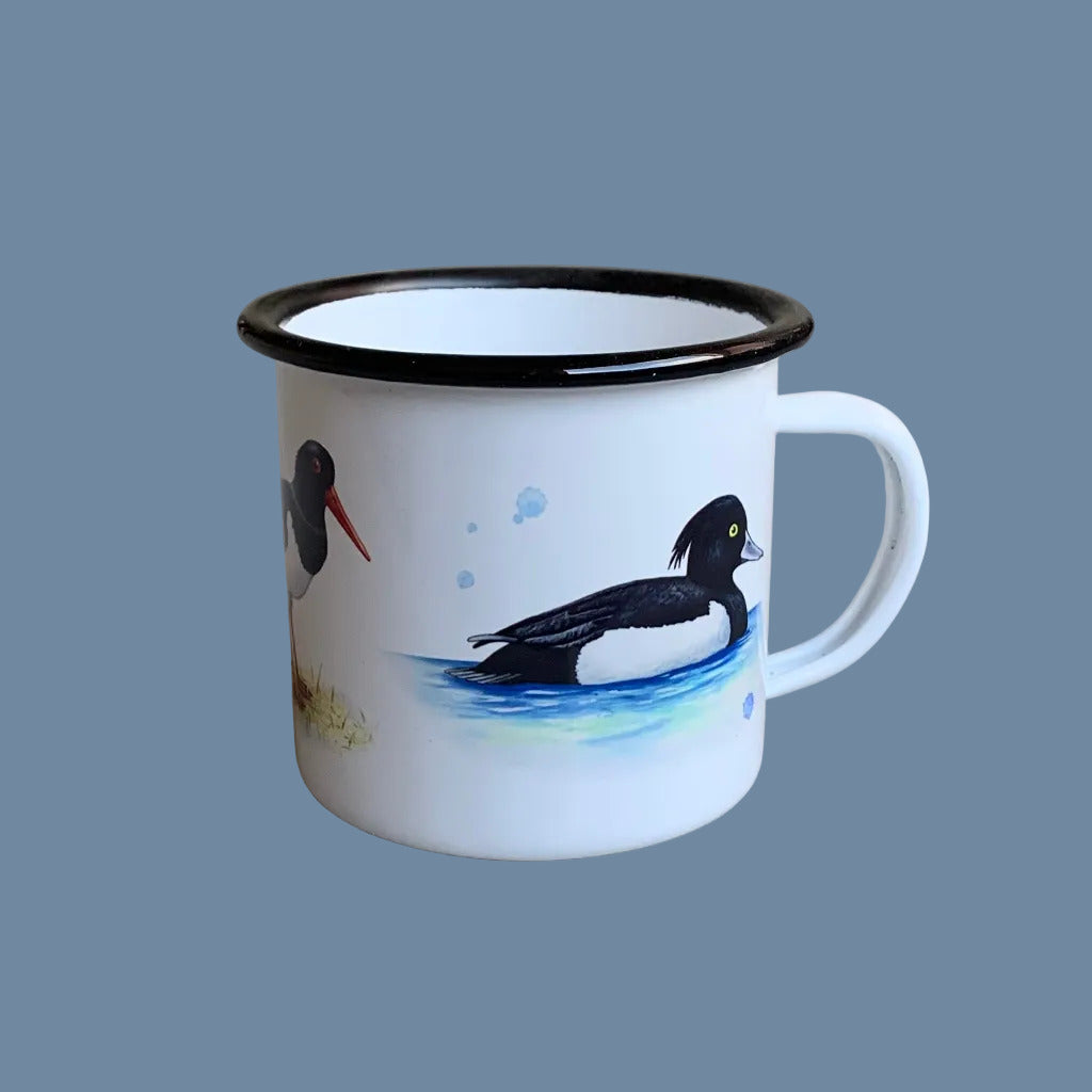 rechte Seite der Emaille Tasse mit Seevögeln vor mysblauem Hintergrund