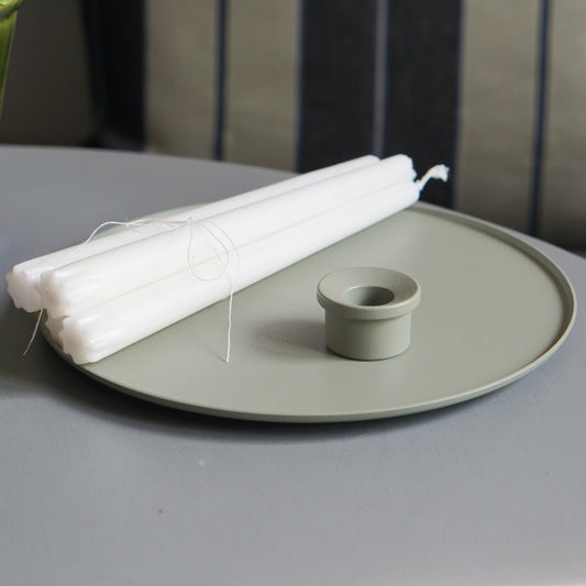 Kerzenteller und Kerzenhalter Adapter in Farbe wiese mit 4 Stearinkerzen daraufliegend auf einem Tisch