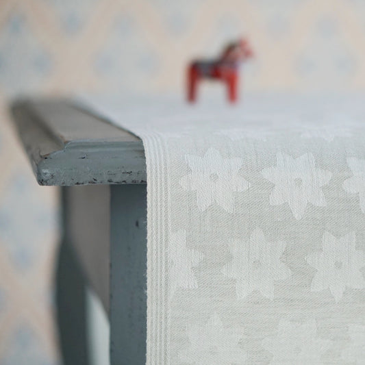 Detail des Tischläufers Skogsstjärna in weiß aus Leinen von Kässbols linneväveri erhältlich bei MYS