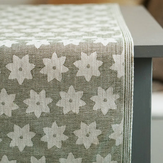 Detail des Läufers Siebenstern in grün auf Tisch