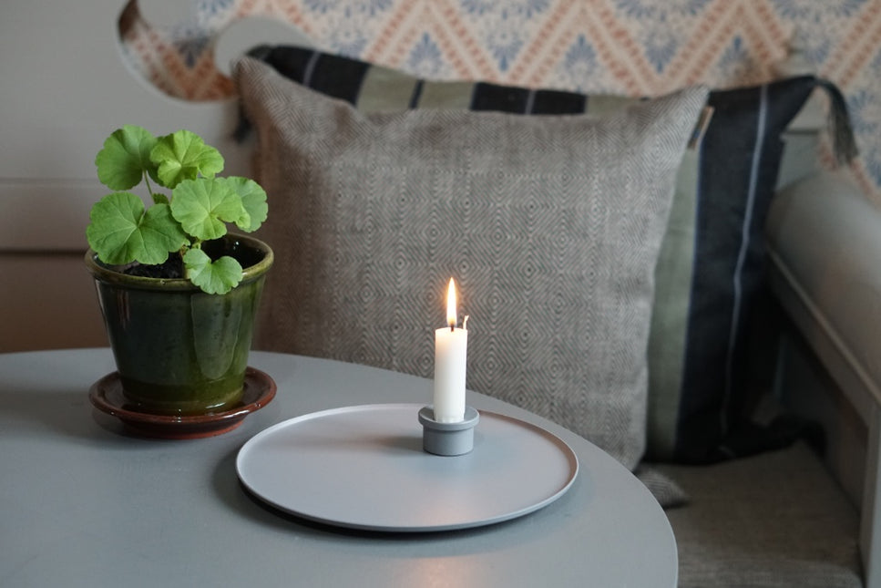 Ljusfat Kerzenhalter in Nebl mit Adapter und Kerze au Tisch vor Küchensofa mit Leinenkissen