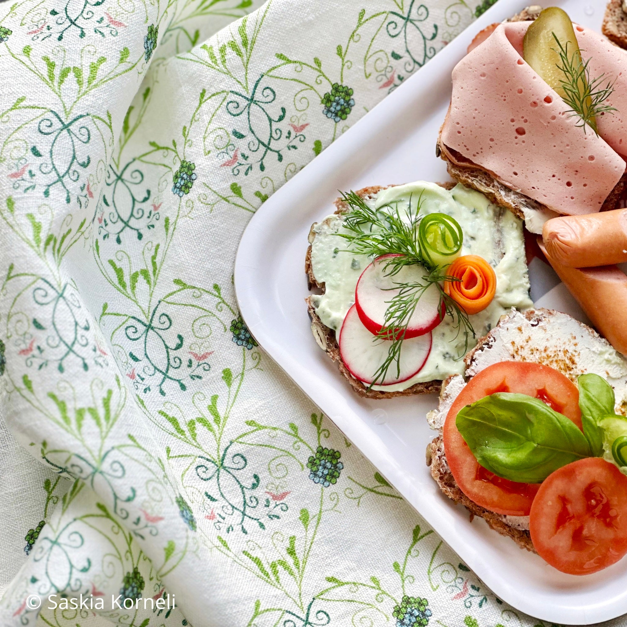 Handtuch Skir mit Tablett mit Schnittchen drauf