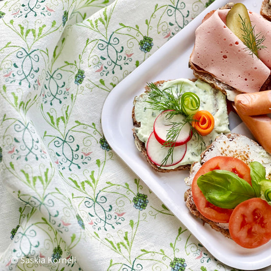 Handtuch Skir mit Tablett mit Schnittchen drauf