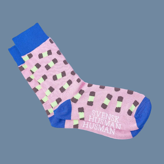 Rosa Socken mit bleuer Ferse und Zehen mit Punschrollen drauf