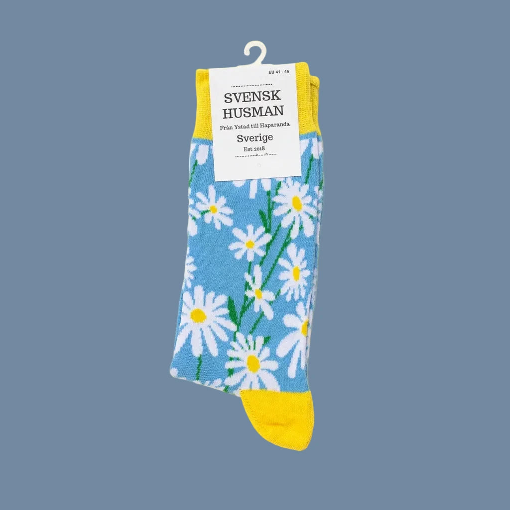 hellblaue Socken mit Margeriten mit Banderole
