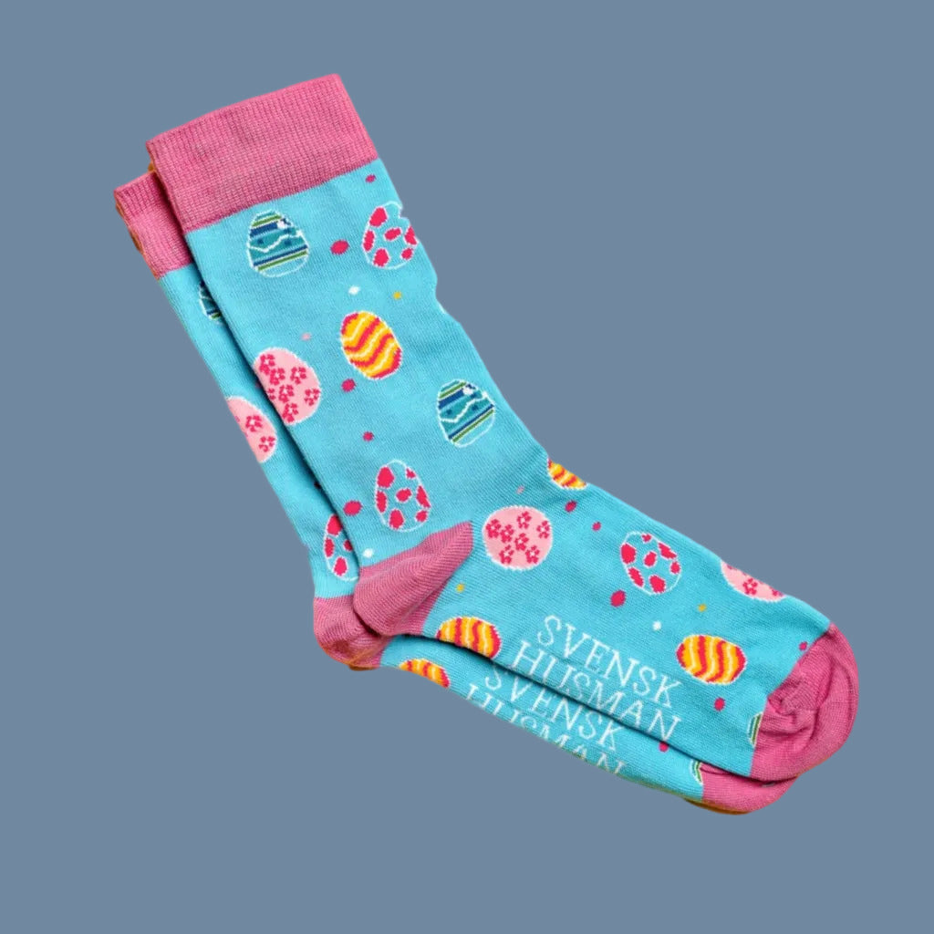 hellblaue Socken mit Muster Ostereier und rosafarbener Spitze, Ferse und Bündchen