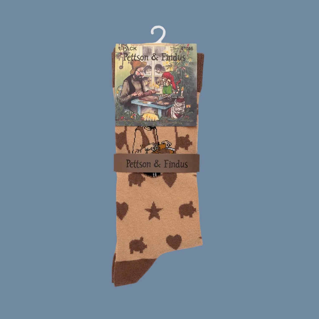 Socken in hellbraun mit lauter Pfefferkuchen drauf und Pettersson der Teig austrollt