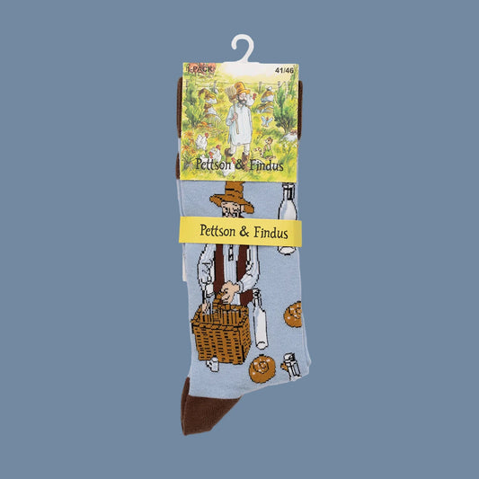 Hellblaue Socken Pettersson packt den Picknickkorb mit Banderole