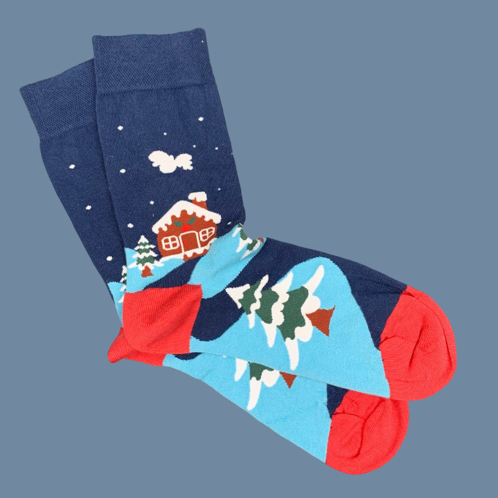 Dunkelblaue Socken mit Pfefferkuchenlandmotiv mit roter Fere und Spitze