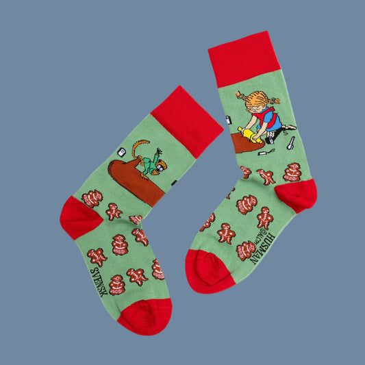 Grüne Socken Pippi bäckt Pfefferkuchen ausgebreitet mit roter Spitze, Ferse und Bündchen