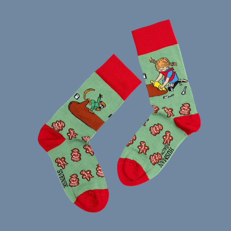 Grüne Socken Pippi bäckt Pfefferkuchen ausgebreitet mit roter Spitze, Ferse und Bündchen