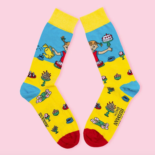 Gelbe Socken mit Pippi und süßen Dingen drauf, blaue Ferse, rote Spitze, gelbes Bündchen