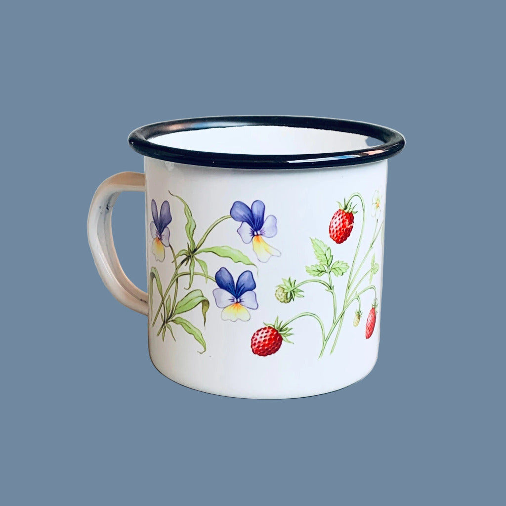 limke Seite der Emaille Tasse Sommar mit Veilchen und Walderdbeeren vor mysblauem Hintergrund