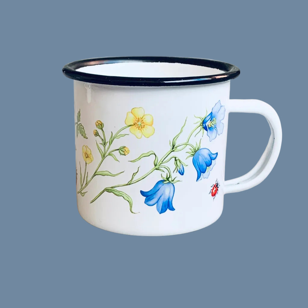 rechte Seite der Emaille Tasse Sommar mit Glockenblumen und Butterblumen vor mysblauem Hintergrund