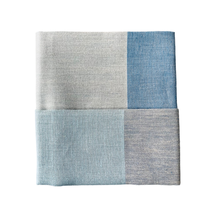 Spa Badetuch aus Leinen in blau/hellblau zusammengefaltet