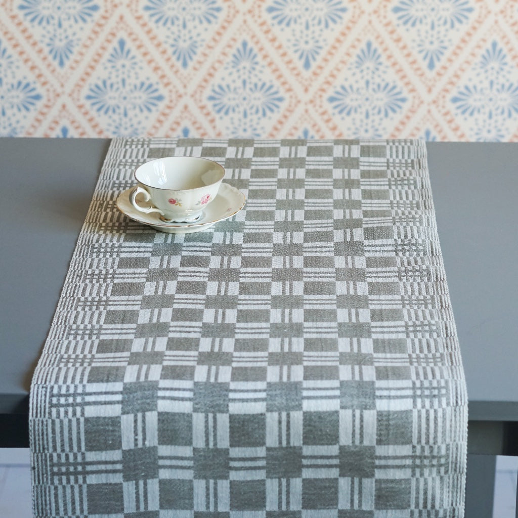 Tischläufer Stavnäsutan auf Tisch mit einer Kaffeetasse drauf