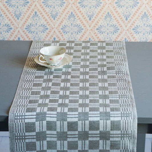 Tischläufer Stavnäsutan auf Tisch mit einer Kaffeetasse drauf