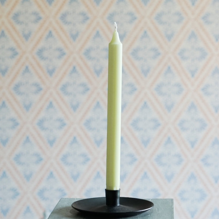 Stearinkerze hellgrün 28 cm in schwarzem Tellerleuchter