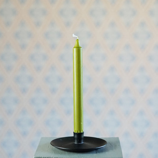 Kerze 24 cm aus Stearin in olivgrün von Deslbo candle in schwarzem Tellerleuchter
