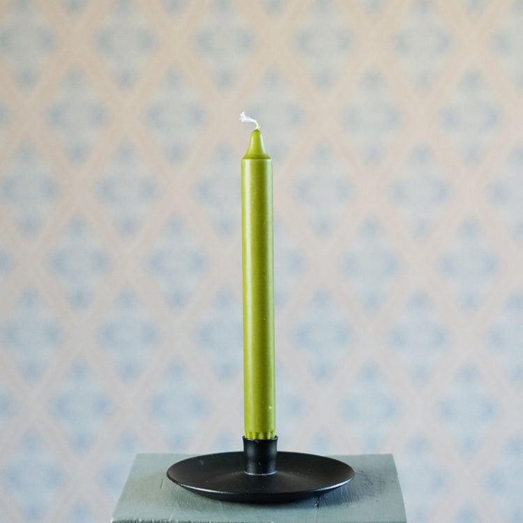Kerze 24 cm aus Stearin in olivgrün von Deslbo candle in schwarzem Tellerleuchter