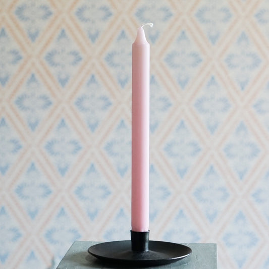 Kerze 28 cm Stearin in rosa in schwarzem Tellerleuchter