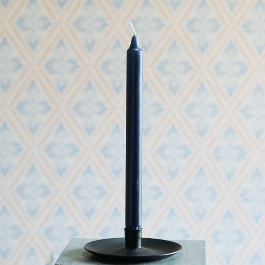 Kerze 28 cm Stearin in nachtblau in schwarzem Tellerleuchter
