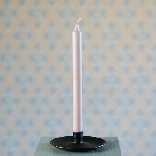 Kerze 28 cm aus Stearin in altrosa in schwarzem Tellerleuchter