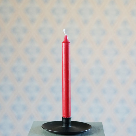 rote Kerze 24 cm aus Stearin in schwarzem Tellerleuchter