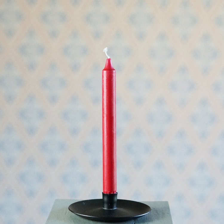 rote Kerze 24 cm aus Stearin in schwarzem Tellerleuchter