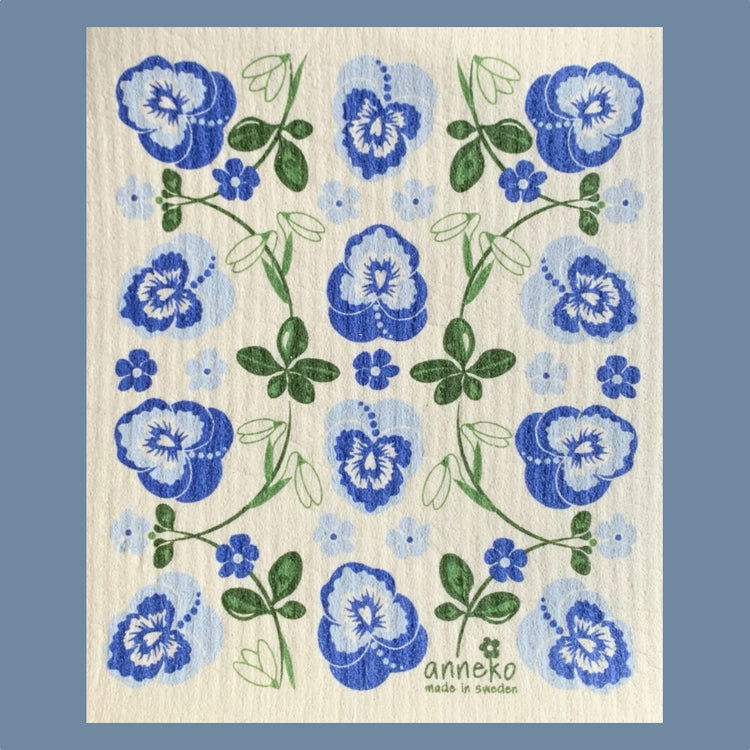 Schwedisches Spültuch mit Stiefmütterchenblüten und Schneglöckchen rankend dazwischen