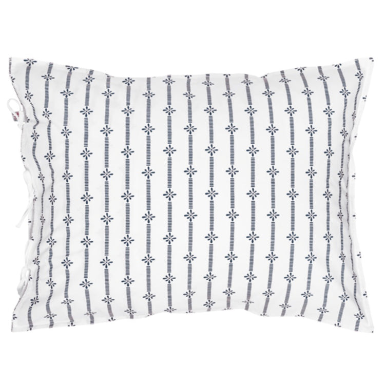 Rückseite Kopfkissen Stripe in blau mit Schmuckkante in weiß und Baumwollband, links drei Paar Bänder zu Schleifen geschlossen
