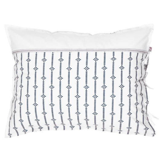Vorderseite Kopfkissen Stripe in blau mit Schmuckkante in weiß und Baumwollband, rechts drei Paar Bänder zu Schleifen geschlossen
