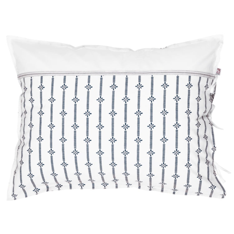 Vorderseite Kopfkissen Stripe in blau mit Schmuckkante in weiß und Baumwollband, rechts drei Paar Bänder zu Schleifen geschlossen