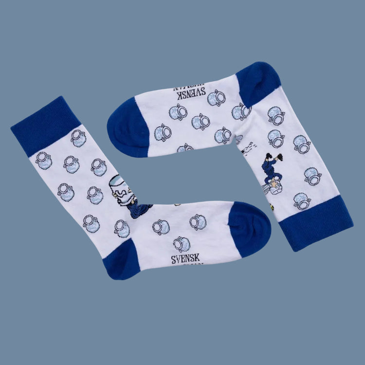 weiße Socken mit dunkelblauer Spitze, Ferse Bündchen und vielen Suppenschüsseln und Michel