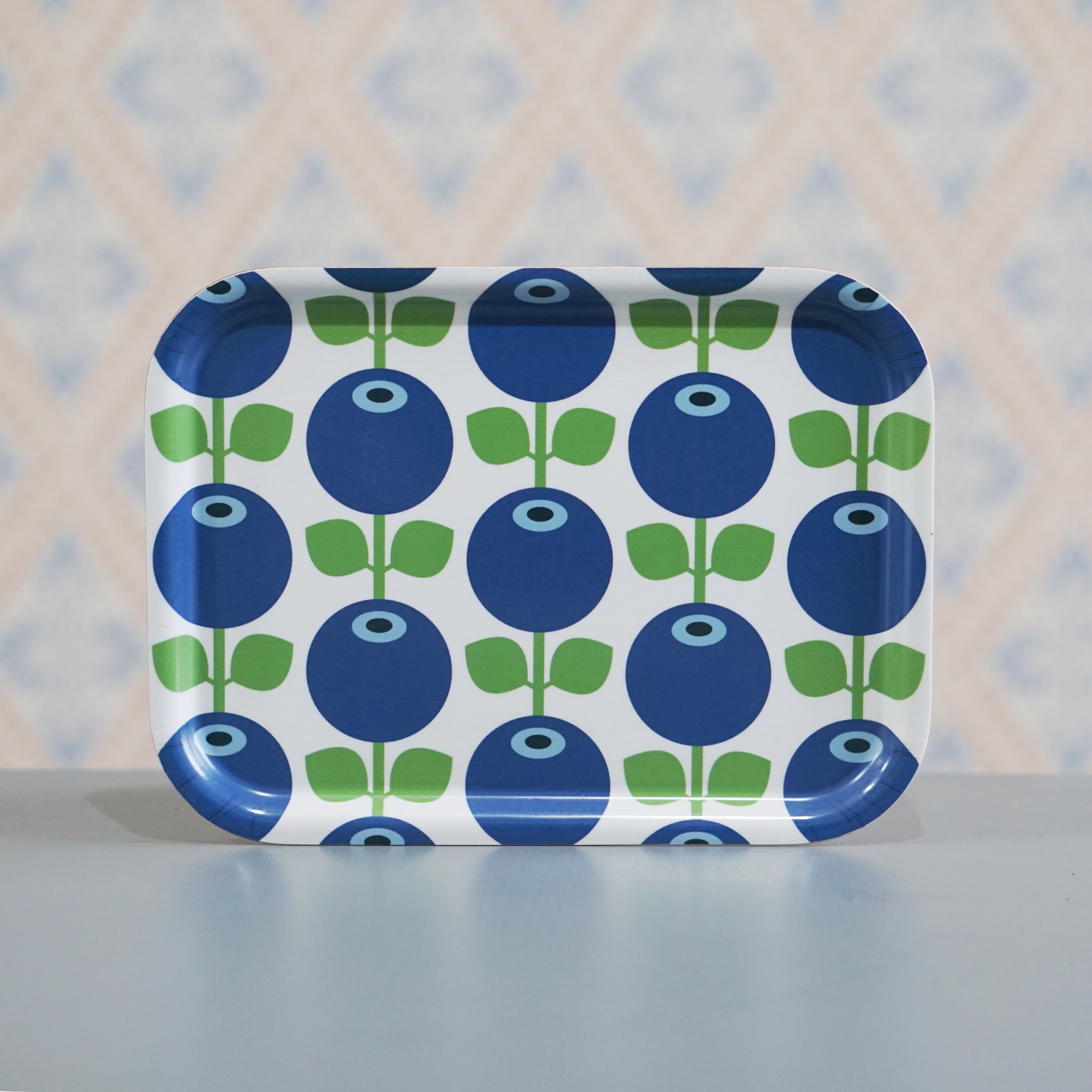 eckiges Tablett mit Blaubeeren im Retrostil von Floryd Sweden