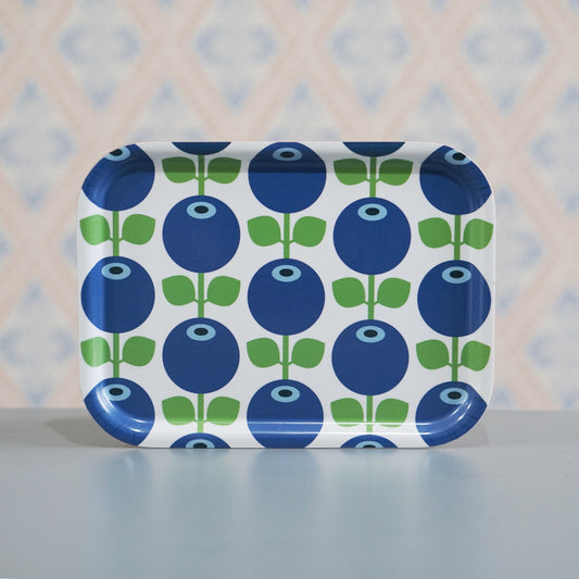 eckiges Tablett mit Blaubeeren im Retrostil von Floryd Sweden