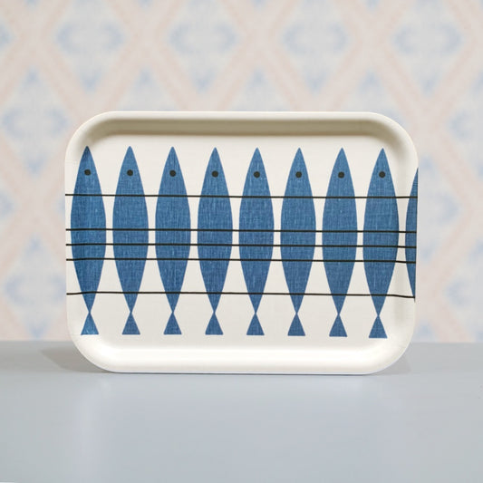 Tablett aus Holz mit acht senkrecht stehenden blauen Heringen