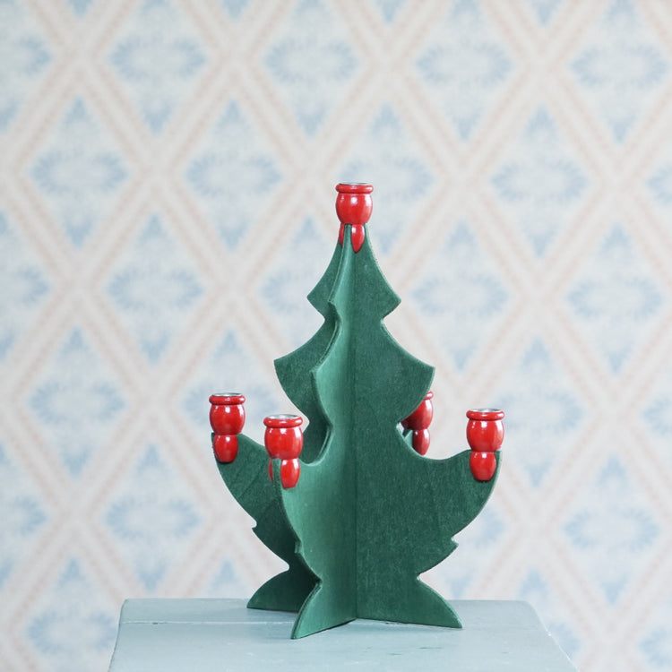 Kerzenhalter aus Holz in Form eines Weihnachtsbaums in grün mit roten Kerzentüllen von Larssons trä