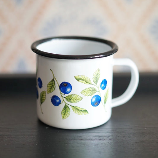 Tasse aus Emaille mit Motiv Blaubeere von Marie Stendahl erhältlich bei MYS