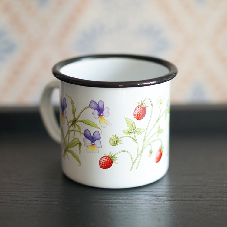 Tasse aus Emaille mit Motiv Sommer (hier Veilchen und Walderdbeere) von Marie Stendahl erhältlich bei MYS